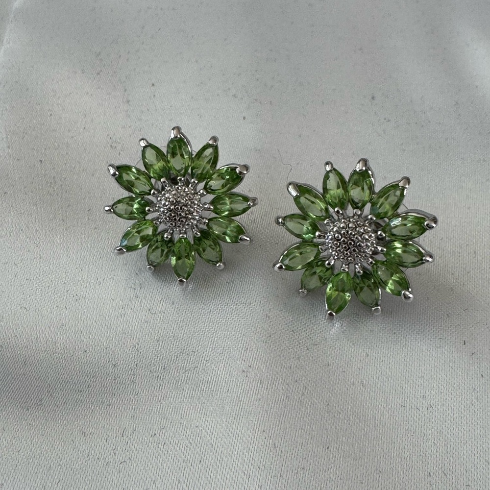 Peridot flower earrings